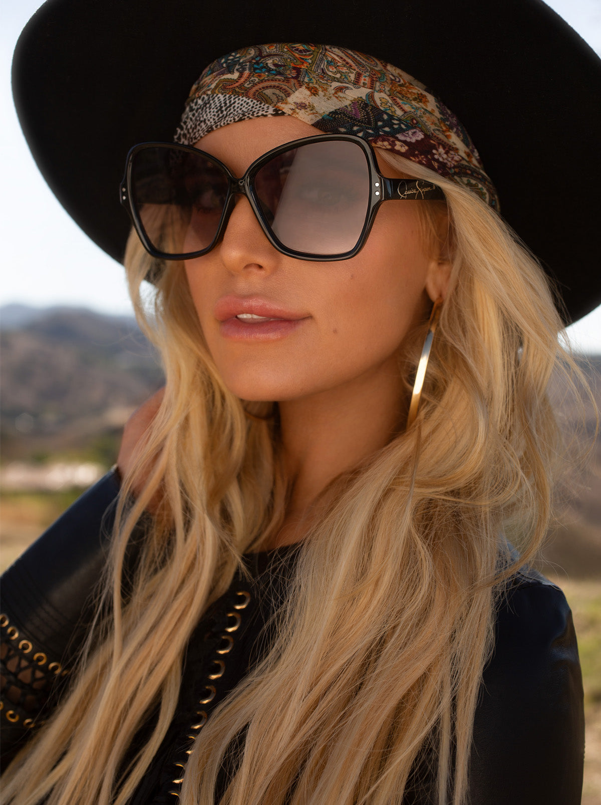 Jessica Simpson Accessories Stylish Butterfly Sunglasses in Black