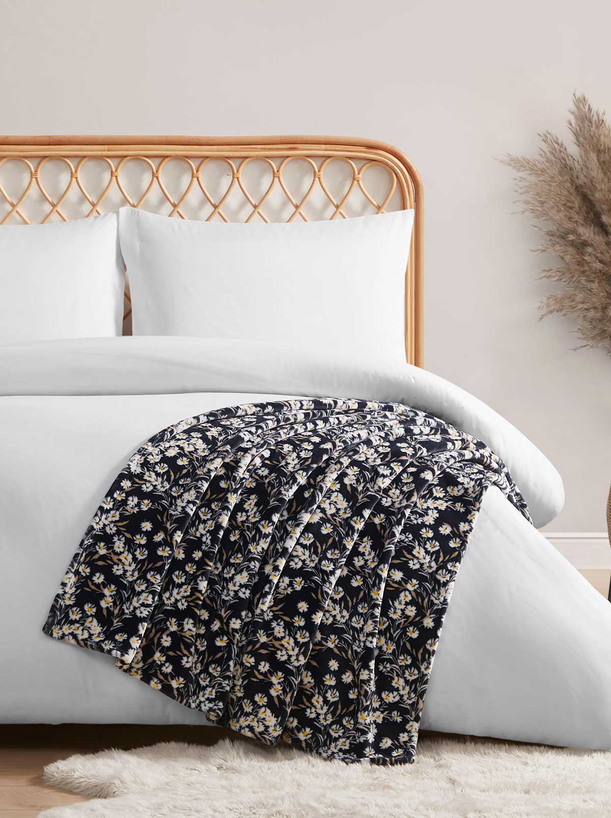 Jessica Simpson Home Wildflower Park Plush Throw in Black