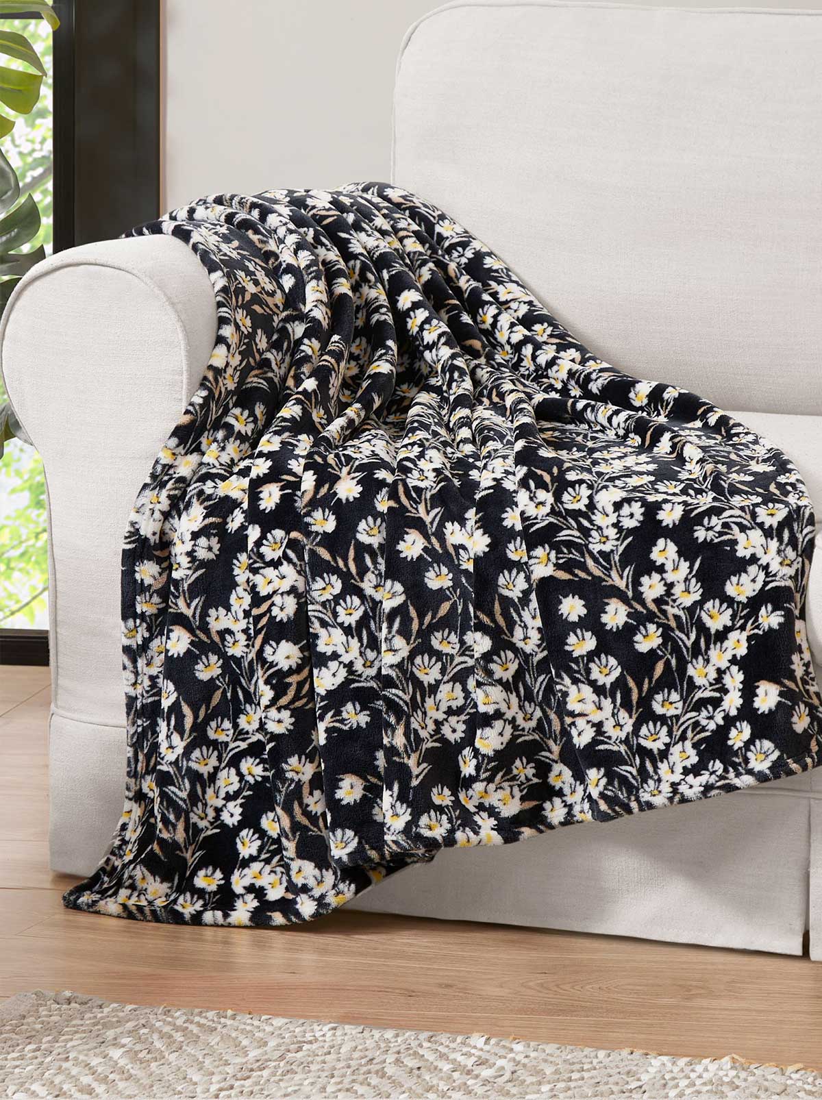 Jessica Simpson Home Wildflower Park Plush Throw in Black
