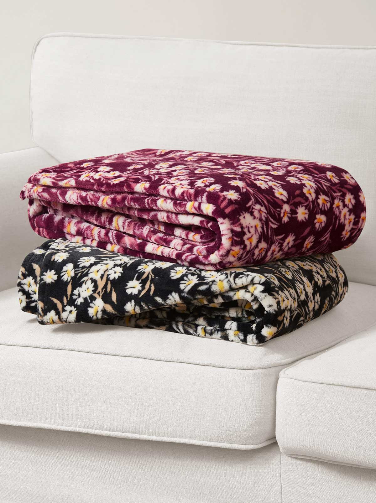 Jessica Simpson Home Wildflower Park Plush Throw in Wine Red
