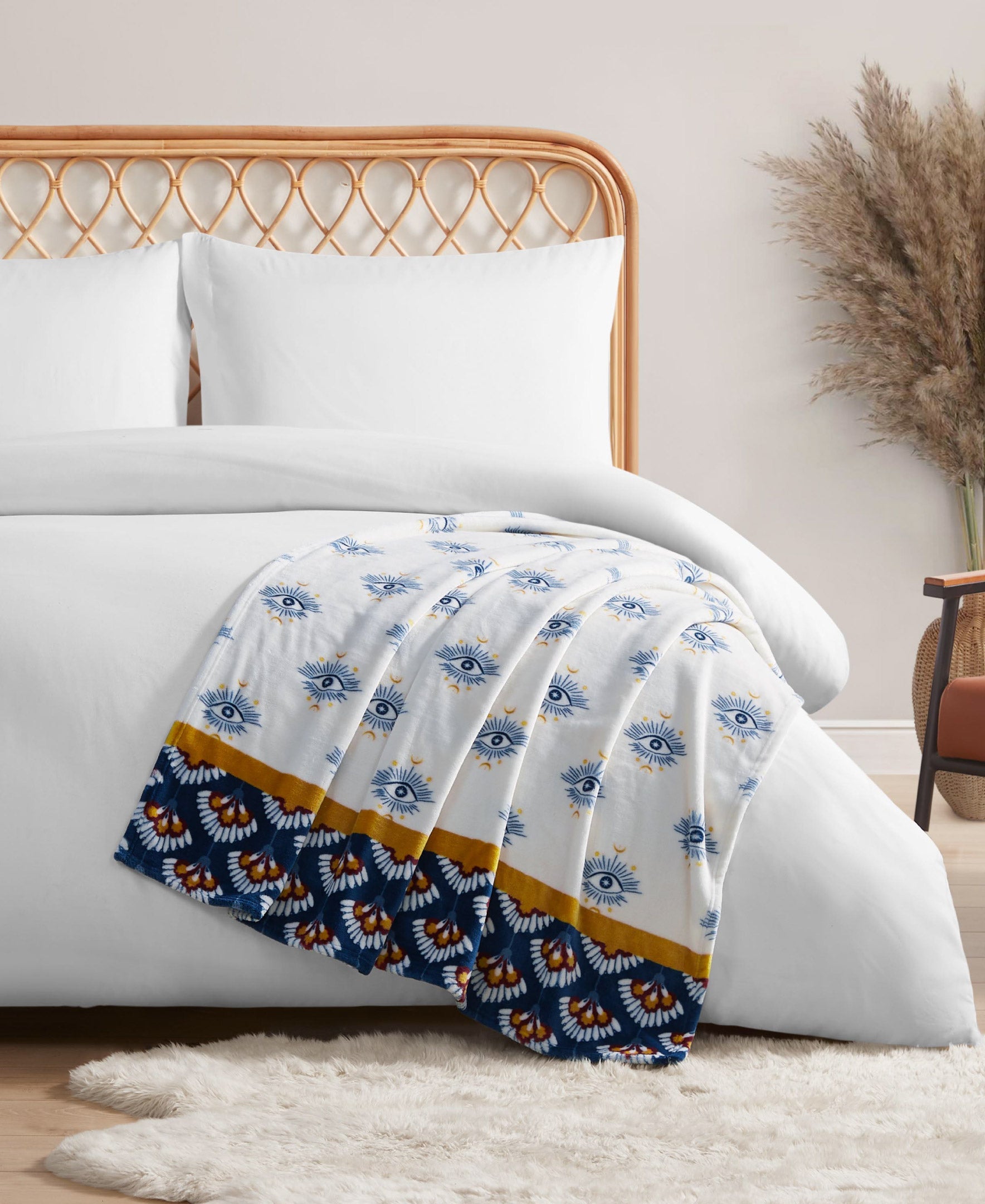 Jessica Simpson Home Celeste Plush Throw Plush in White & Navy