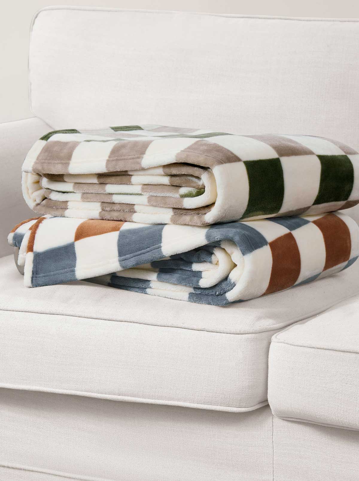 Jessica Simpson Home Emery Checkerbaord Plush Throw in Rust & Grey