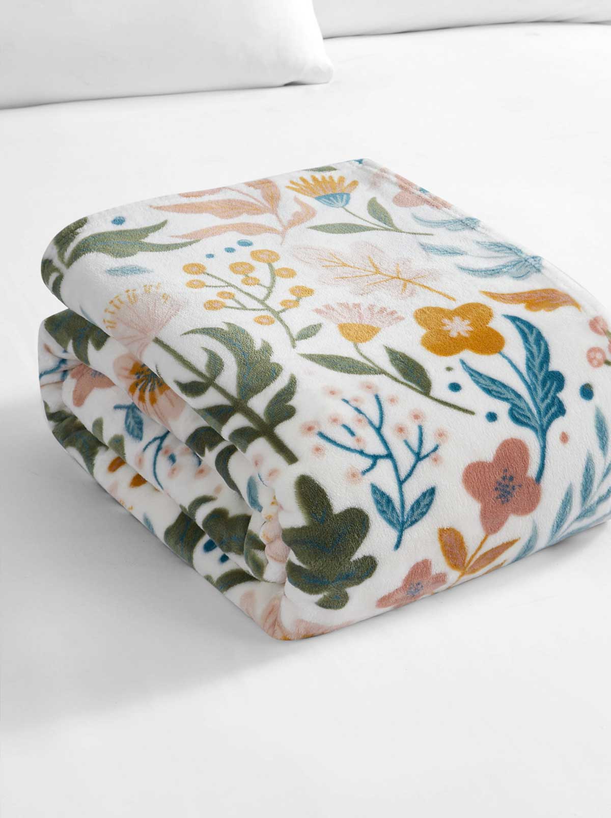 Jessica Simpson Home Mila Plush Throw in Blush