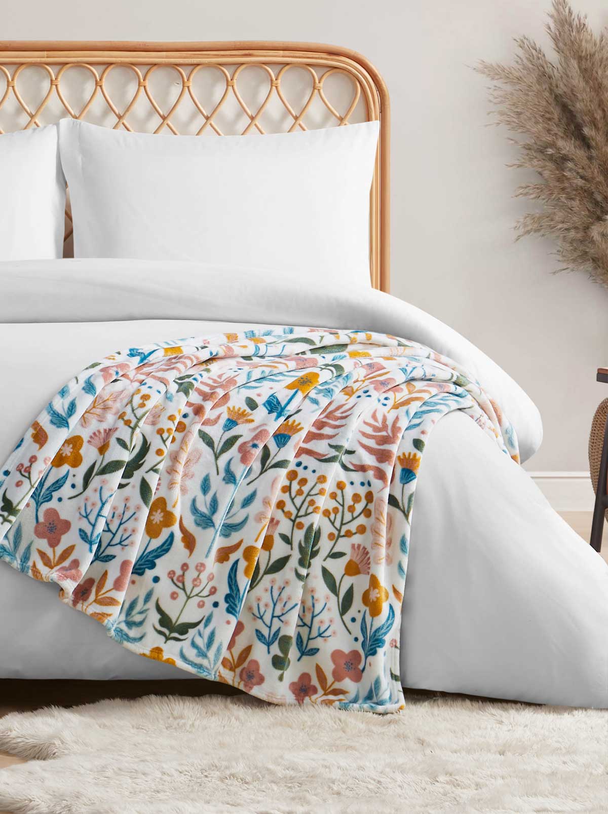 Jessica Simpson Home Mila Plush Throw in Blush