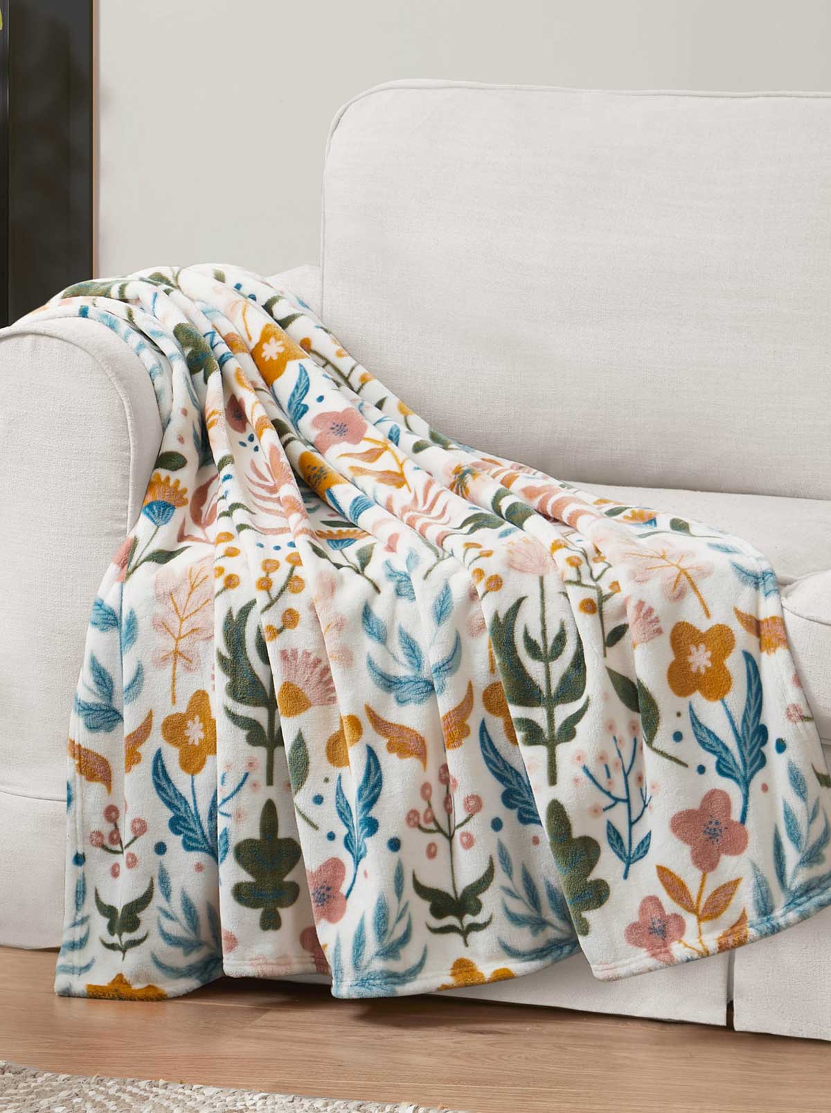 Jessica Simpson Home Mila Plush Throw in Blush